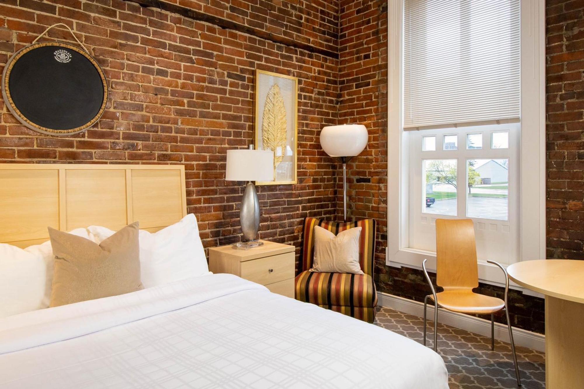 Retro Suites Hotel Chatham-Kent Exterior photo